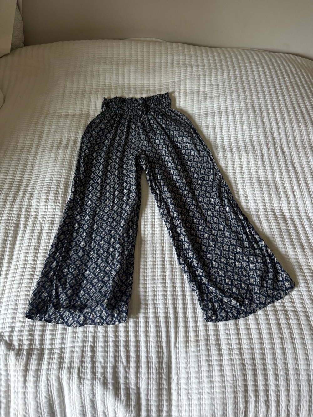 Hollister Ultra High Rise Smocked Waist Pants Womens XS Navy Floral Wide Leg